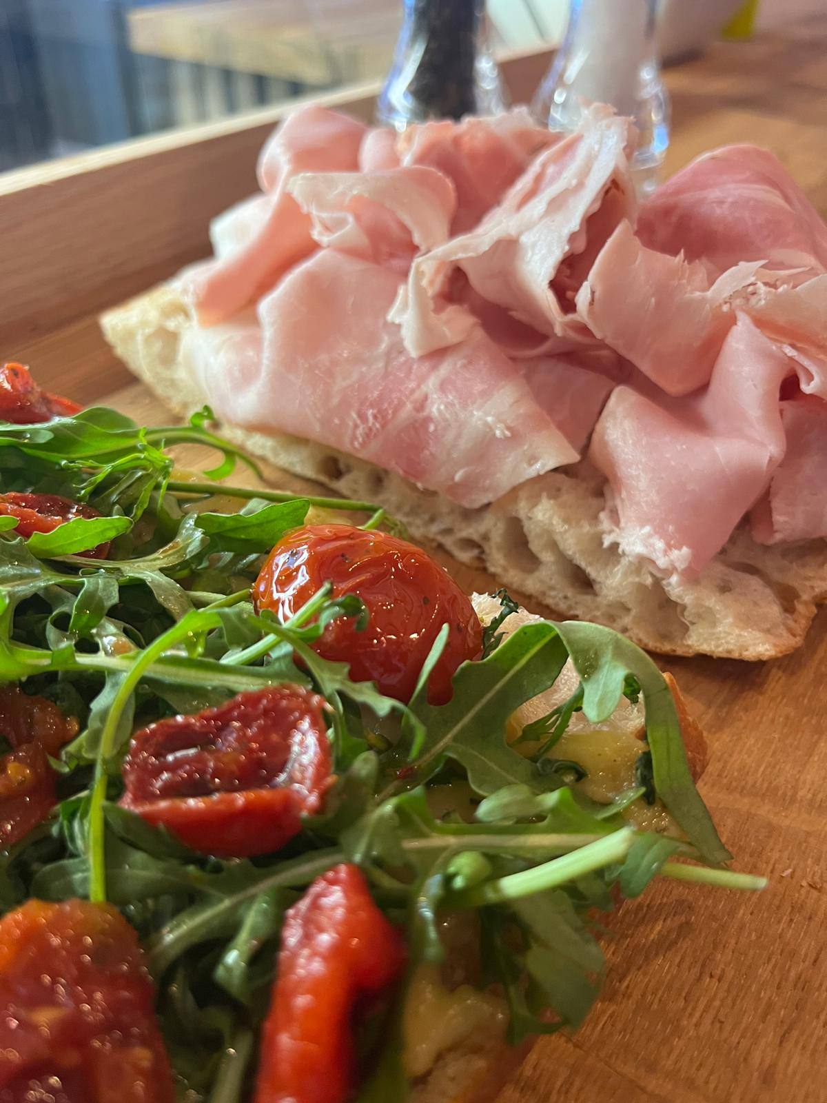 Nybakad schiacciata med mortadella och bruschetta med ruccola