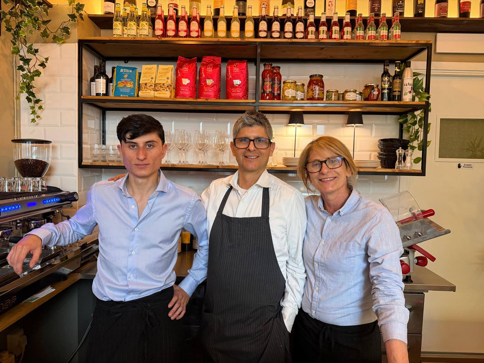 Familjen bakom Corazza Panino & Caffè bakom disken